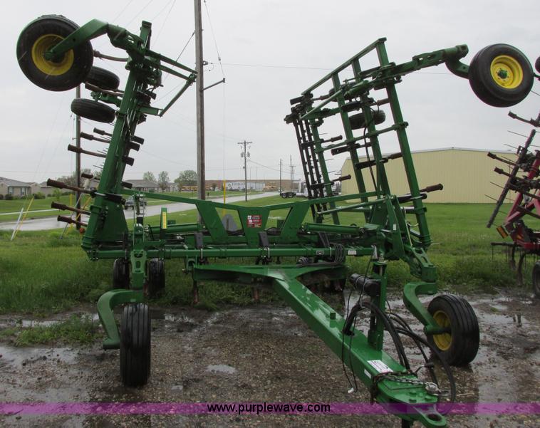 image for item A8708 2007 John Deere 2410 chisel plow