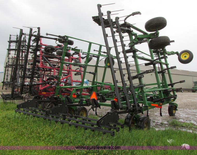 image for item A8708 2007 John Deere 2410 chisel plow