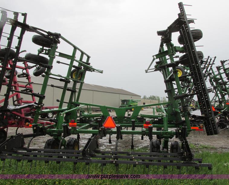 image for item A8708 2007 John Deere 2410 chisel plow