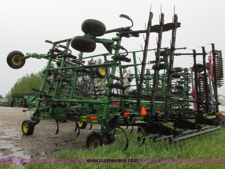 image for item A8708 2007 John Deere 2410 chisel plow