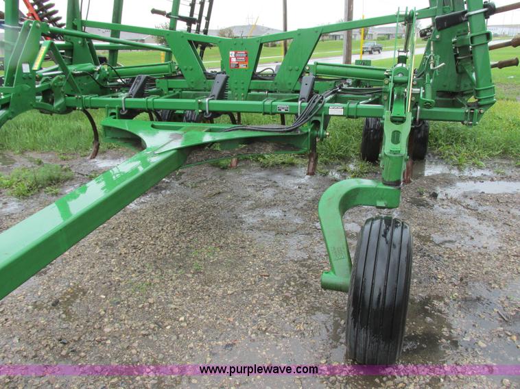 image for item A8708 2007 John Deere 2410 chisel plow