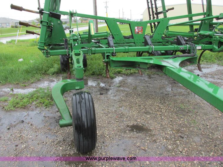 image for item A8708 2007 John Deere 2410 chisel plow