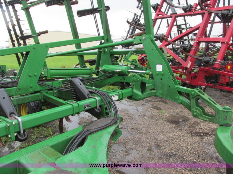 image for item A8708 2007 John Deere 2410 chisel plow