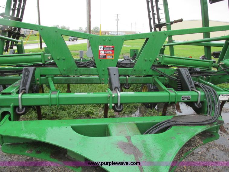 image for item A8708 2007 John Deere 2410 chisel plow