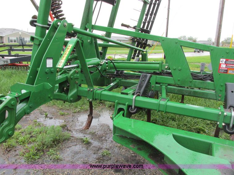 image for item A8708 2007 John Deere 2410 chisel plow