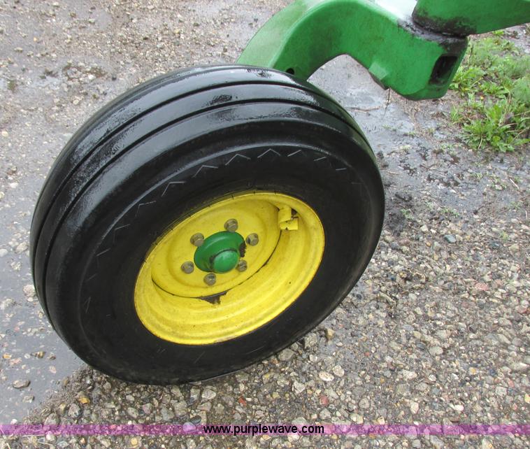 image for item A8708 2007 John Deere 2410 chisel plow