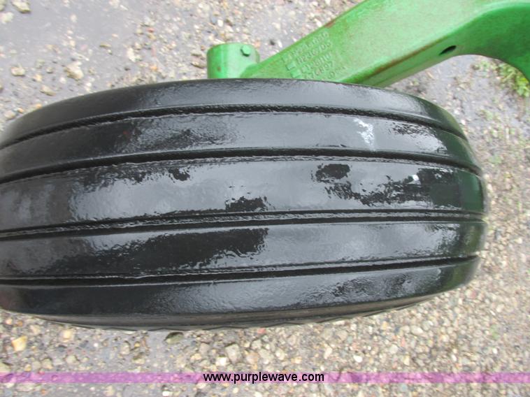 image for item A8708 2007 John Deere 2410 chisel plow