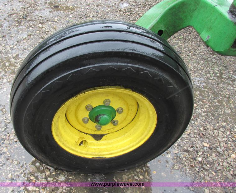 image for item A8708 2007 John Deere 2410 chisel plow