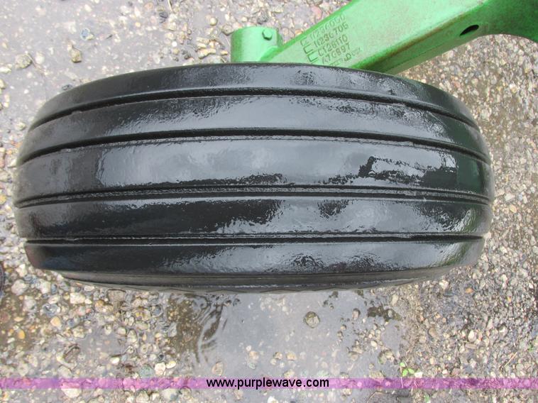 image for item A8708 2007 John Deere 2410 chisel plow