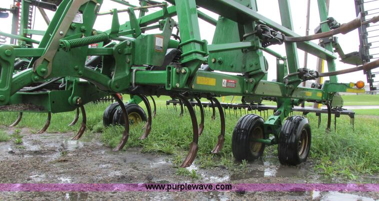 image for item A8708 2007 John Deere 2410 chisel plow