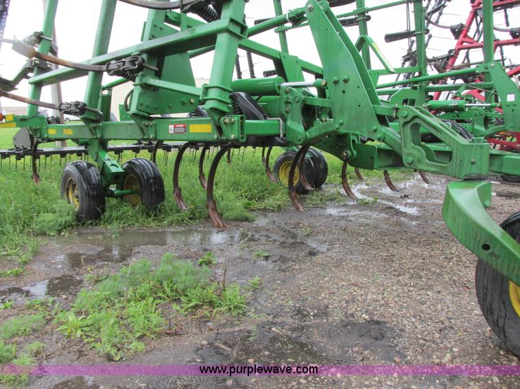 image for item A8708 2007 John Deere 2410 chisel plow