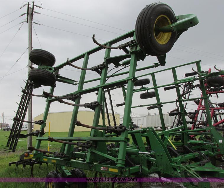 image for item A8708 2007 John Deere 2410 chisel plow