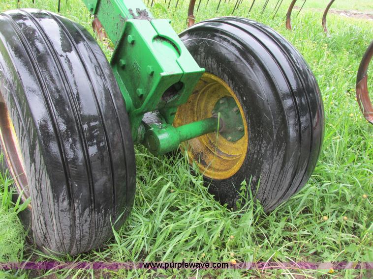 image for item A8708 2007 John Deere 2410 chisel plow