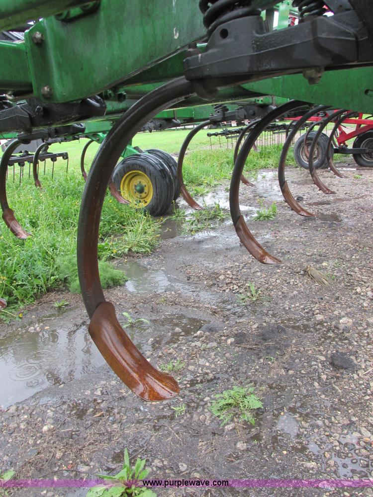 image for item A8708 2007 John Deere 2410 chisel plow
