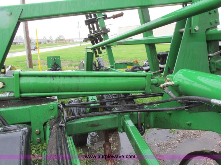 image for item A8708 2007 John Deere 2410 chisel plow