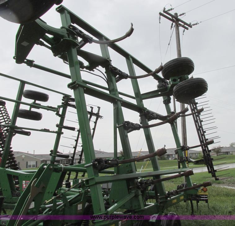 image for item A8708 2007 John Deere 2410 chisel plow