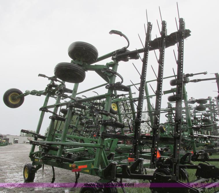 image for item A8708 2007 John Deere 2410 chisel plow