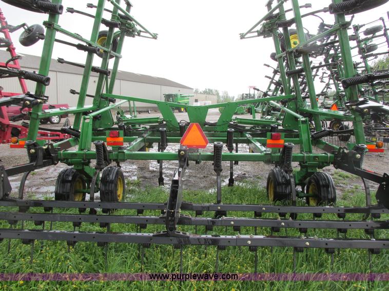 image for item A8708 2007 John Deere 2410 chisel plow