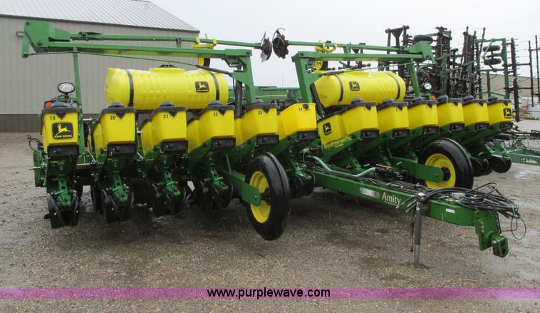 image for item A8709 2005 John Deere 24R22 planter