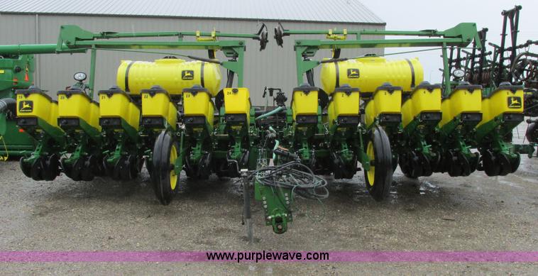 image for item A8709 2005 John Deere 24R22 planter