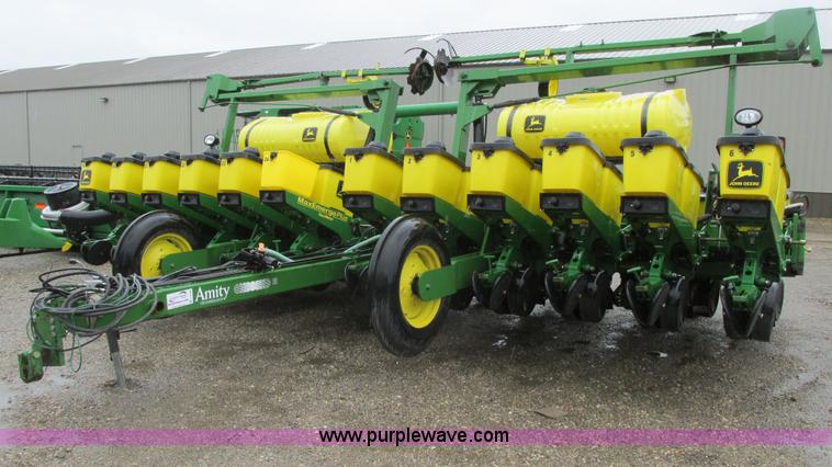 image for item A8709 2005 John Deere 24R22 planter