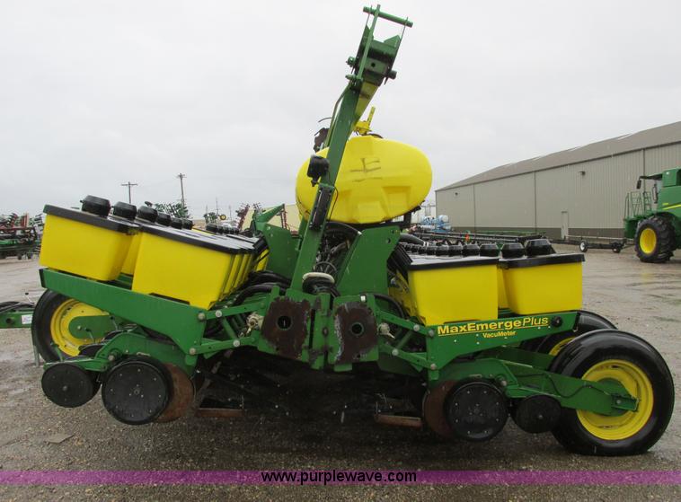 image for item A8709 2005 John Deere 24R22 planter