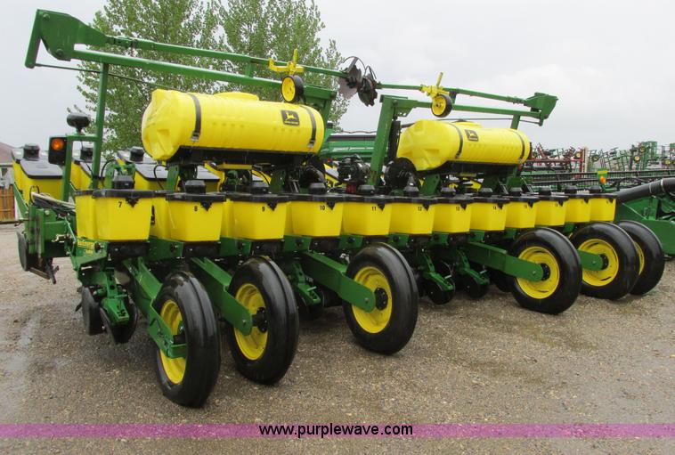 image for item A8709 2005 John Deere 24R22 planter