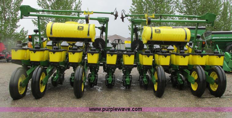 image for item A8709 2005 John Deere 24R22 planter