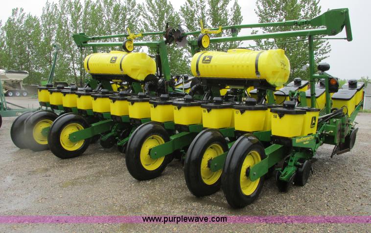 image for item A8709 2005 John Deere 24R22 planter
