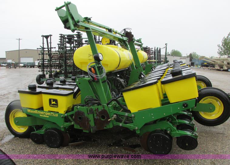 image for item A8709 2005 John Deere 24R22 planter