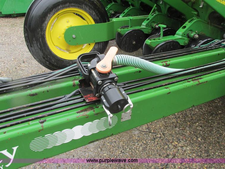 image for item A8709 2005 John Deere 24R22 planter
