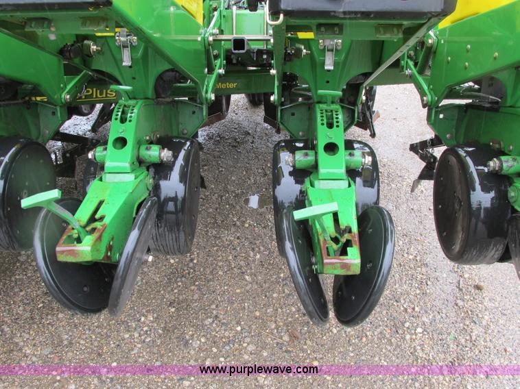 image for item A8709 2005 John Deere 24R22 planter