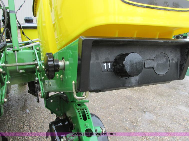 image for item A8709 2005 John Deere 24R22 planter