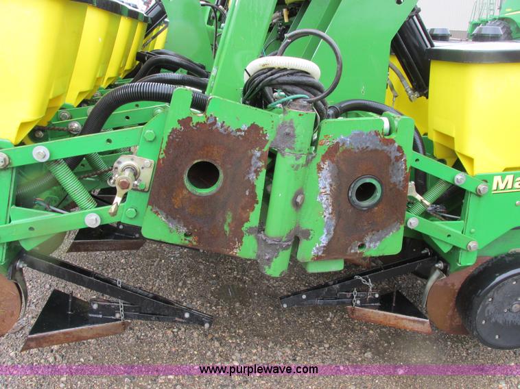 image for item A8709 2005 John Deere 24R22 planter