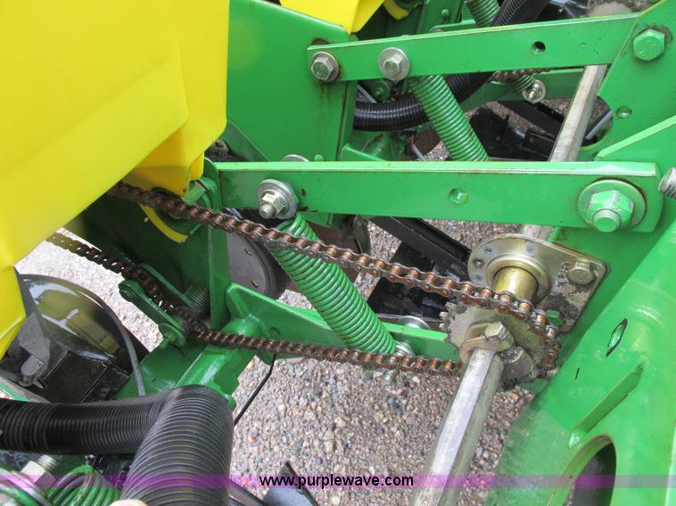 image for item A8709 2005 John Deere 24R22 planter