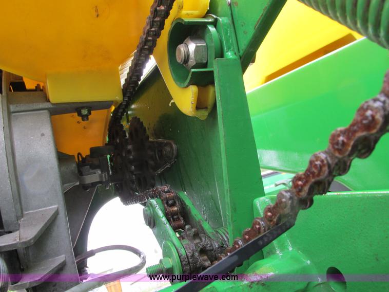 image for item A8709 2005 John Deere 24R22 planter