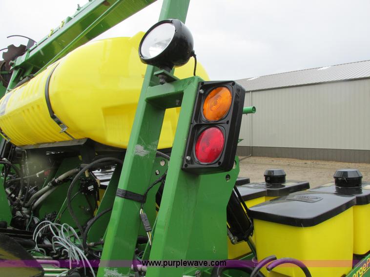 image for item A8709 2005 John Deere 24R22 planter