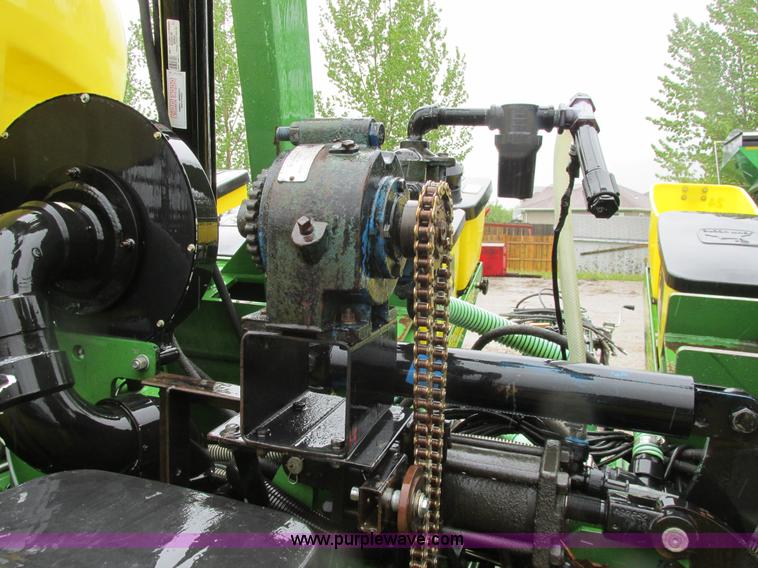 image for item A8709 2005 John Deere 24R22 planter