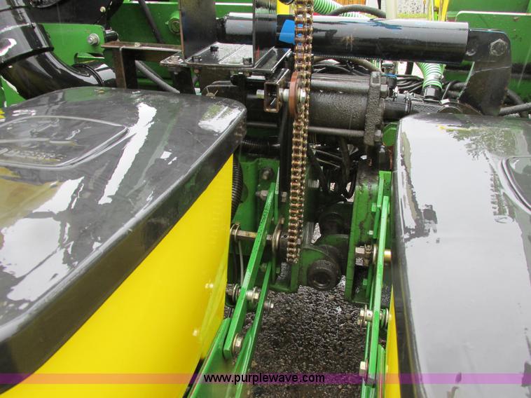 image for item A8709 2005 John Deere 24R22 planter