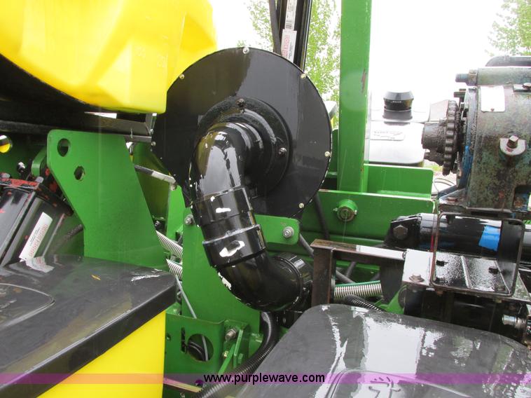 image for item A8709 2005 John Deere 24R22 planter