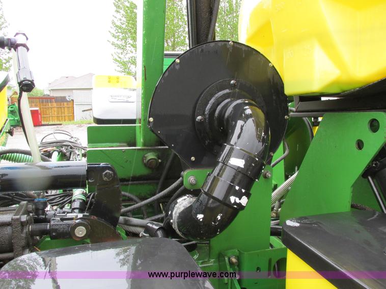 image for item A8709 2005 John Deere 24R22 planter