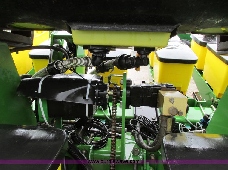 image for item A8709 2005 John Deere 24R22 planter