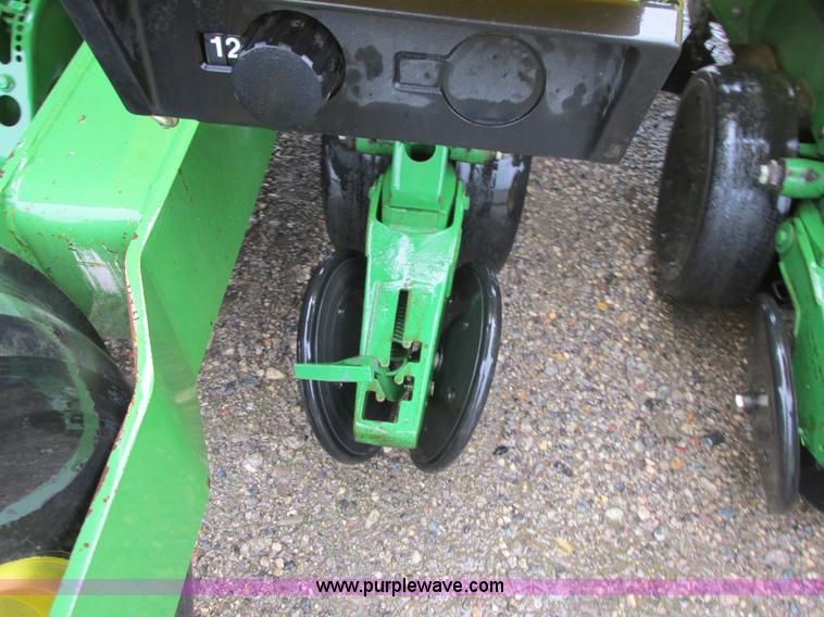 image for item A8709 2005 John Deere 24R22 planter