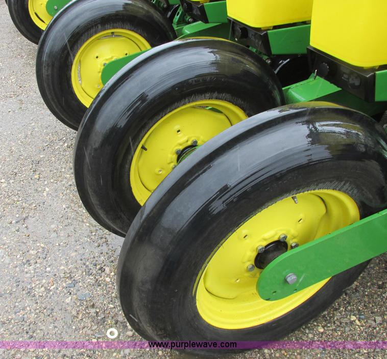 image for item A8709 2005 John Deere 24R22 planter