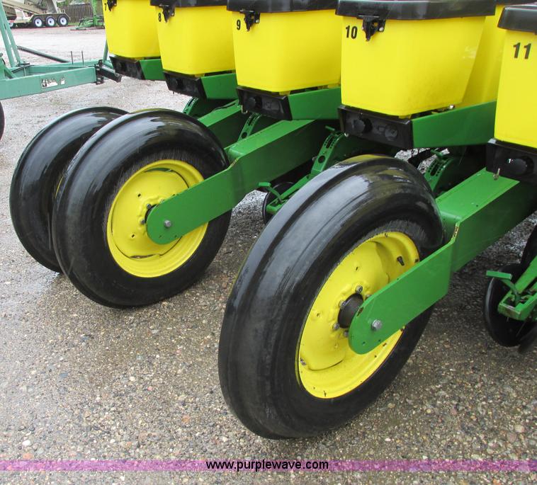 image for item A8709 2005 John Deere 24R22 planter