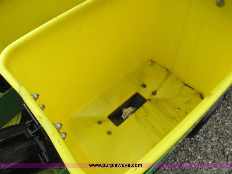 image for item A8709 2005 John Deere 24R22 planter