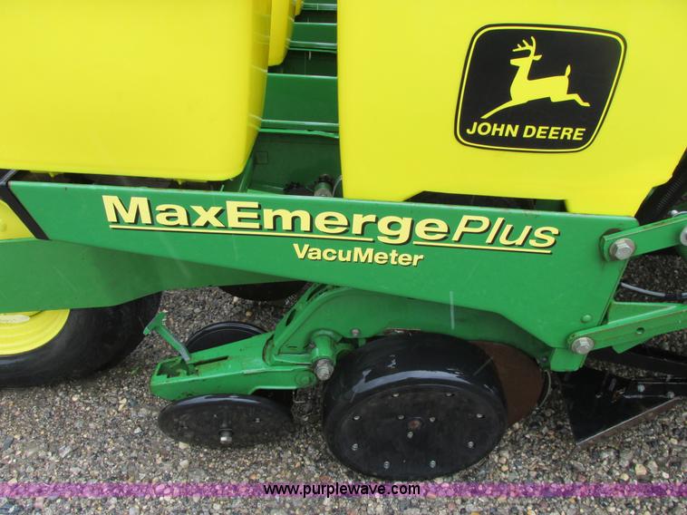image for item A8709 2005 John Deere 24R22 planter