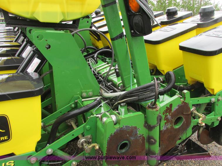 image for item A8709 2005 John Deere 24R22 planter