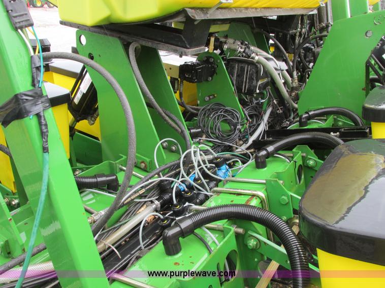 image for item A8709 2005 John Deere 24R22 planter