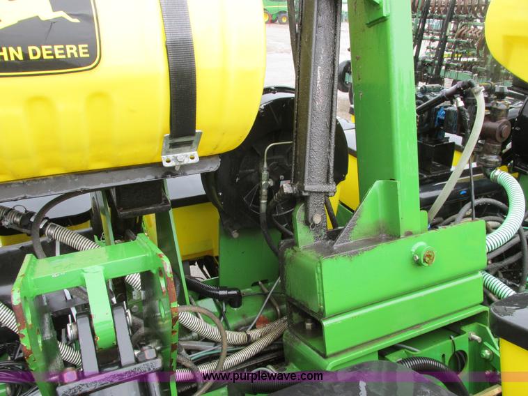 image for item A8709 2005 John Deere 24R22 planter